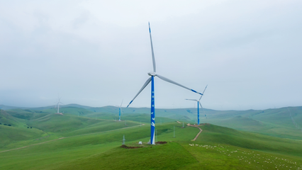 矗立在草原上的風電機組。